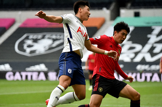 英超焦点战中球员在禁区内争抢头球的比赛画面